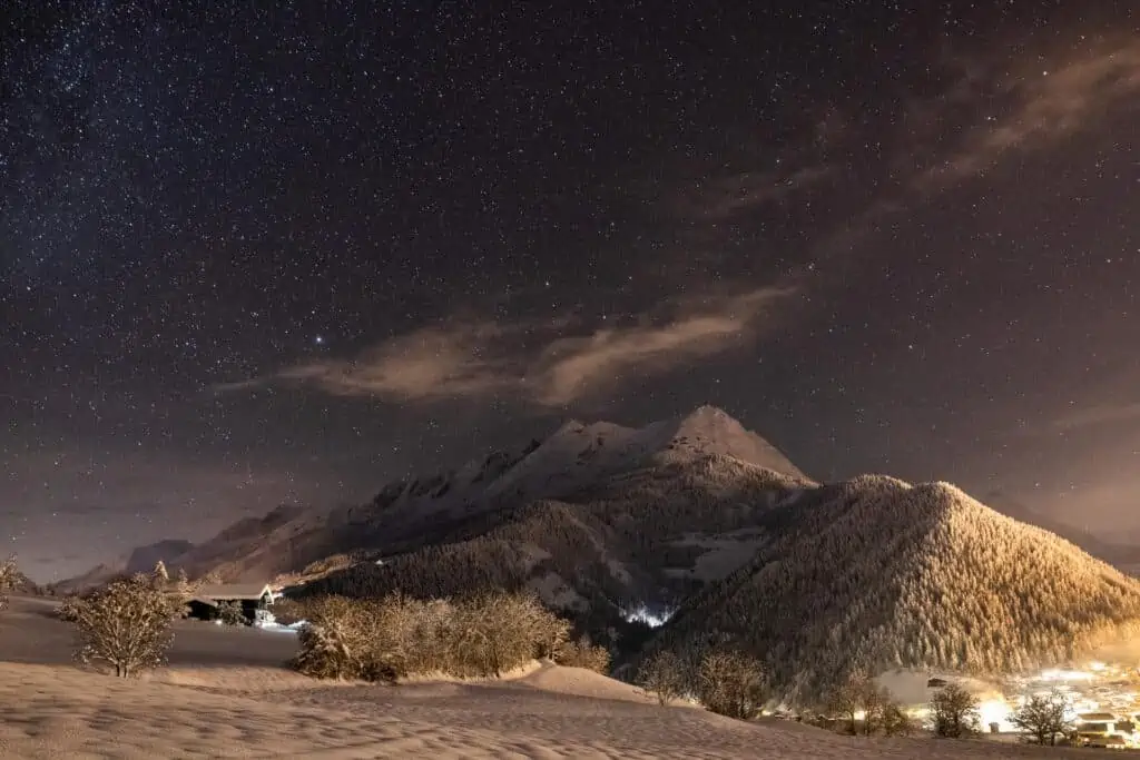 Ausblick vom Bethuberhof in Matrei in Osttirol im Winter mit klarem Sternenhimmel