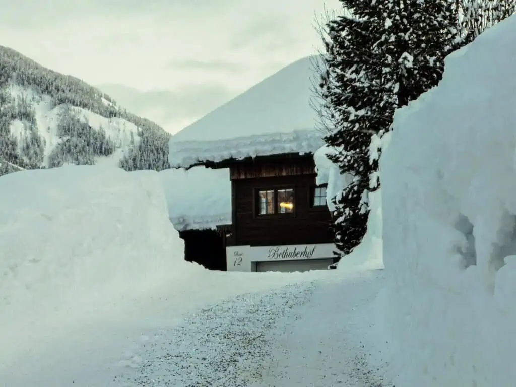 Schneebedeckte Einfahrt zum Bethuberhof in Matrei in Osttirol
